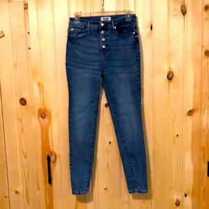 Levi’s Ultra High Rise Size 7/waist 28